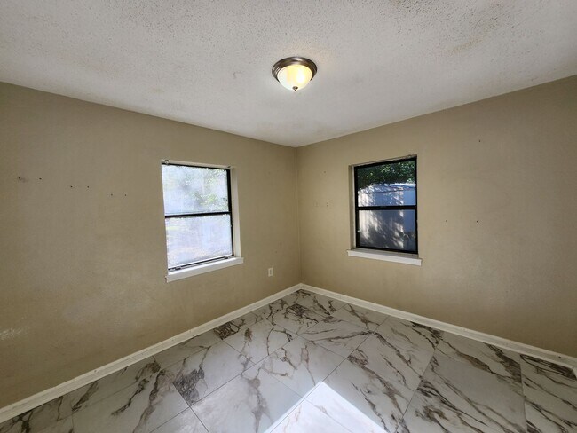 Building Photo - 5501 Mayfair Dr