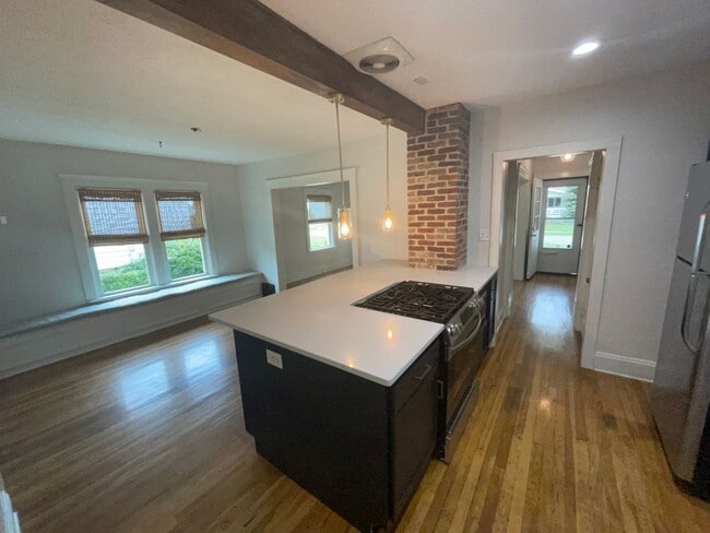 Building Photo - Charming Bungalow