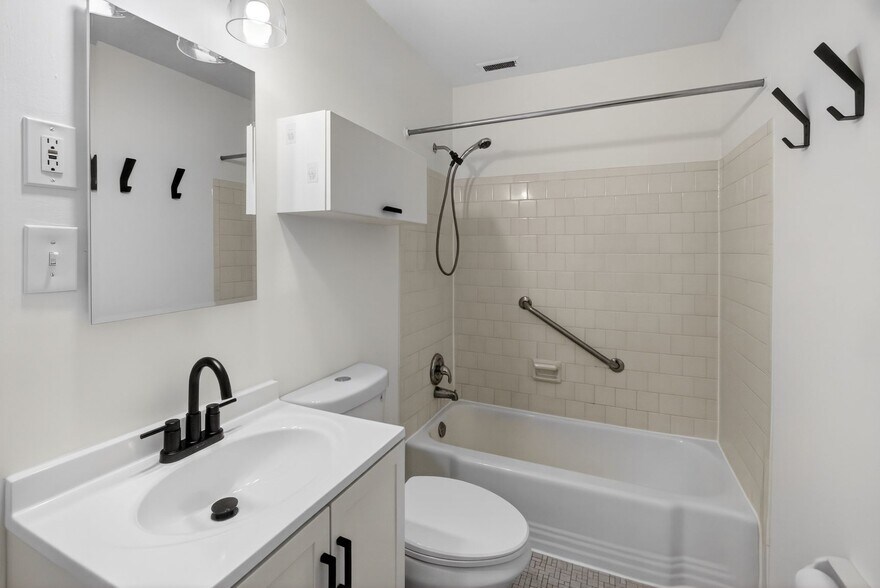 Building Photo - 104 Birch St