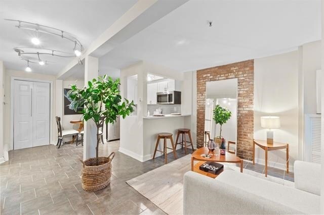 Building Photo - 98 Bright St