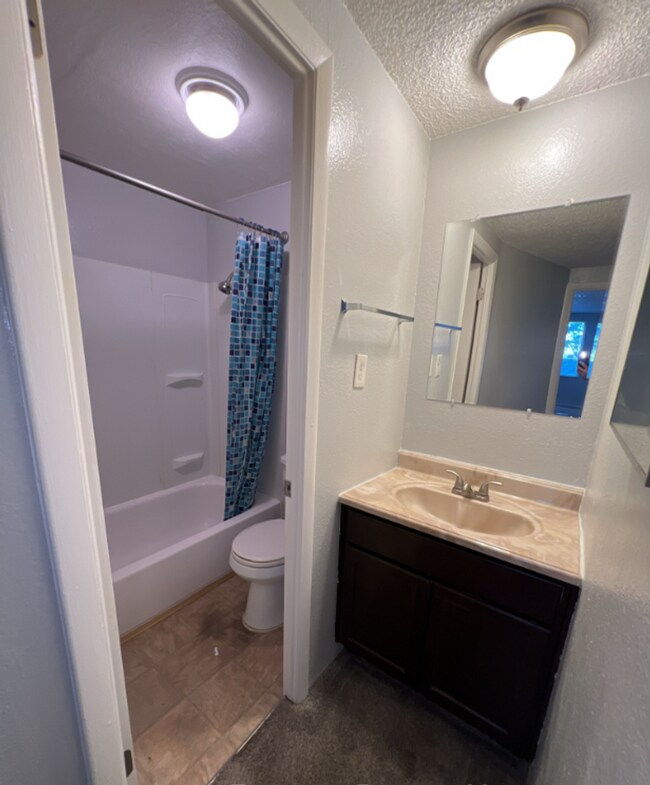 Building Photo - 1 Bedroom 1 Bathroom Available in Country Club Villas!  **Move-In Special**