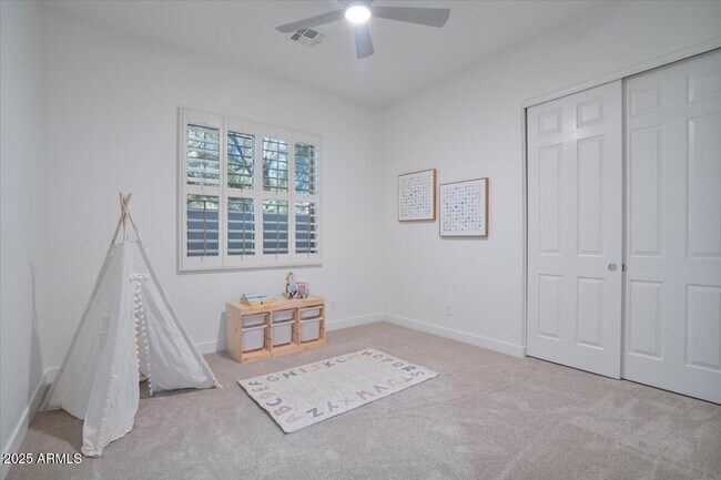 Building Photo - 2025 W Calle Del Sol