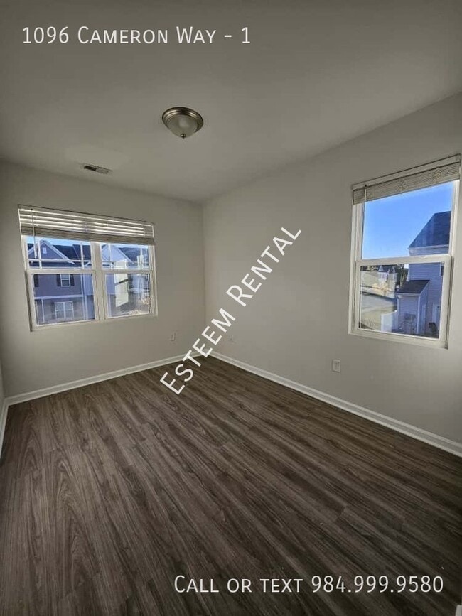 Building Photo - 1096 Cameron Wy