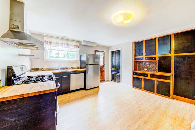 Building Photo - Available JUNE 2026  - Beautiful 3+ Bedroom Home w/ City Views!