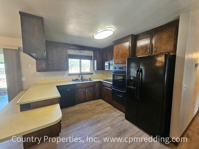 Building Photo - House with Huge Shop in the Heart of Redding Available Now!