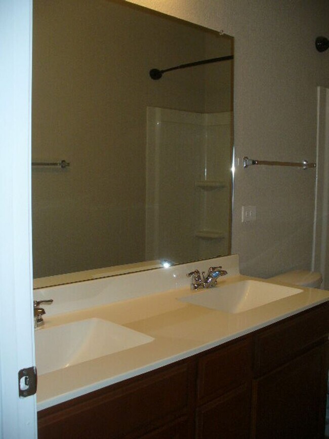 Building Photo - 4 Bedroom home ready for move-in