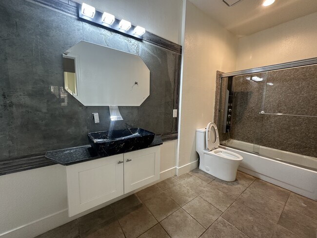 Building Photo - 8317 San Ramon Dr