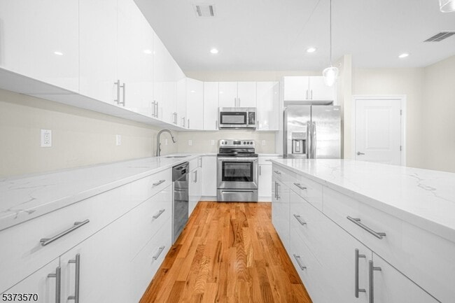 Building Photo - 9 N Beverwyck Rd