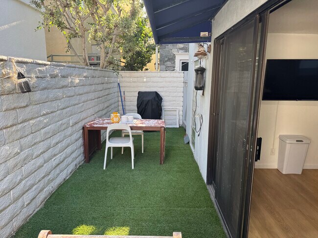 Building Photo - 468 27th St