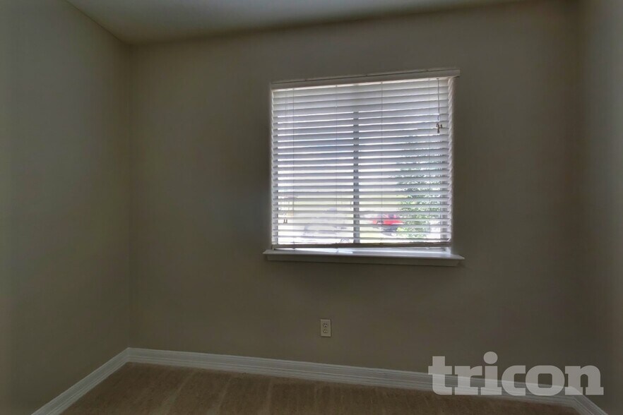 Building Photo - 1715 Evesham Dr