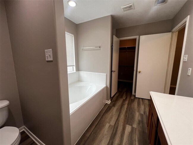 Building Photo - 2427 Halstead Dr