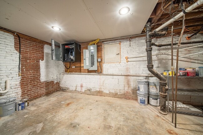 Building Photo - 4 bedroom/3 bath, 3711 sqft in Midtown!