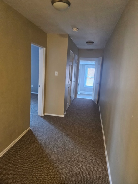 Building Photo - 325 W Main St