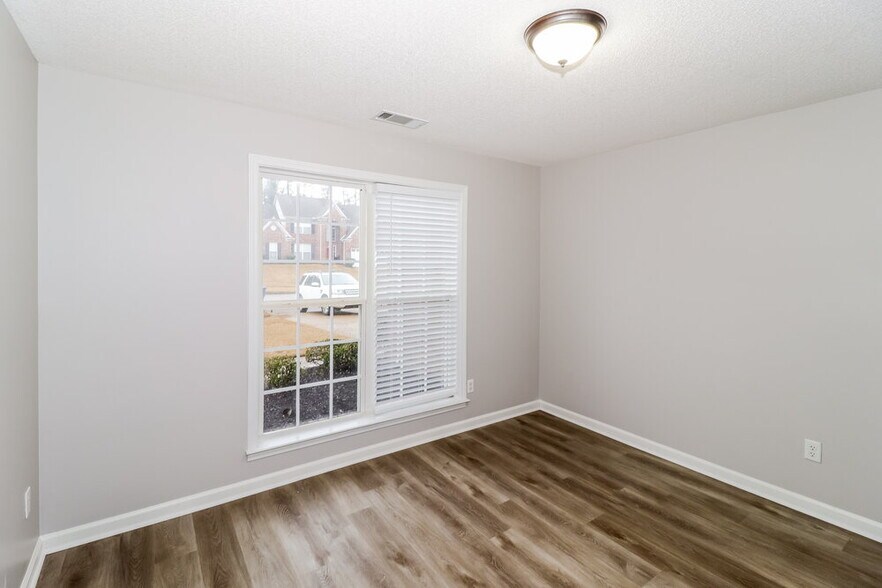 Building Photo - 10114 Bloomsbury Ave