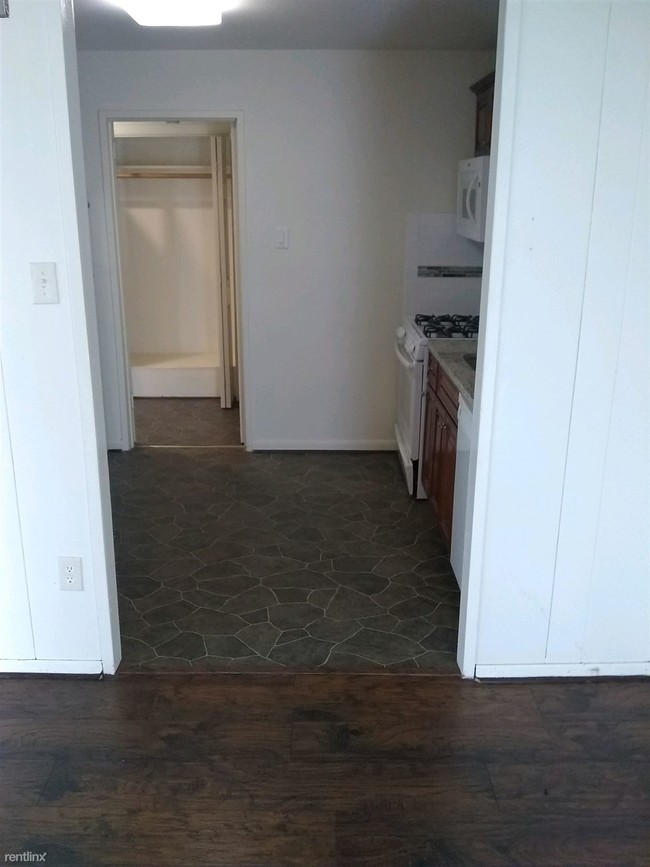 Building Photo - 3 br, 1.5 bath Condo - 7244 Donnell Pl Apt C2