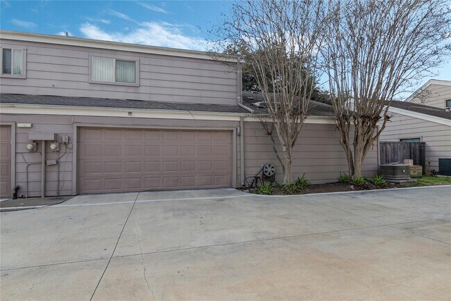 Building Photo - 13975 Hollowgreen Dr