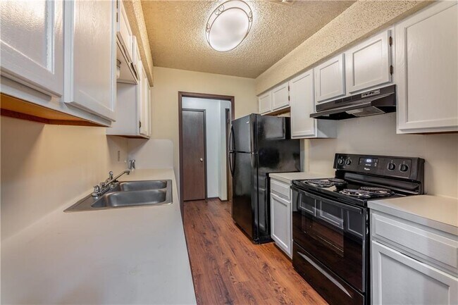 Building Photo - 8806 Piney Point Dr