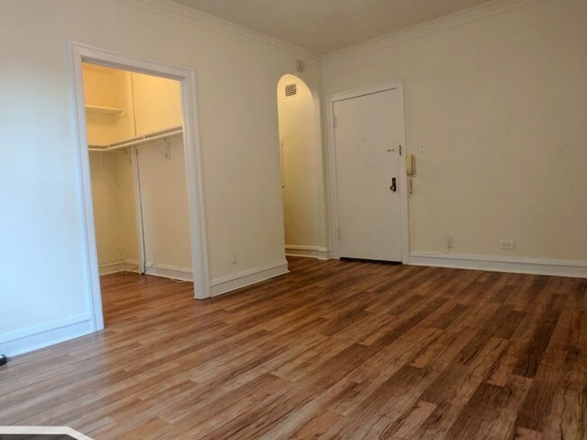 Building Photo - 2536 N Sawyer Ave