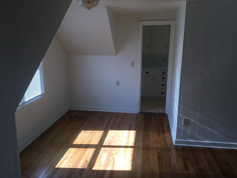 Building Photo - 1010 E 2nd St