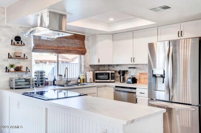 Building Photo - 1648 W Grovers Ave