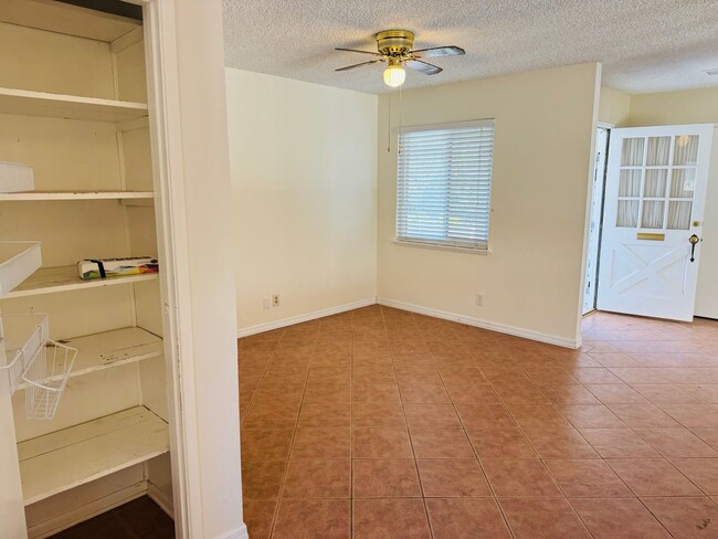 Building Photo - Single Level 3 Bedroom Bliss