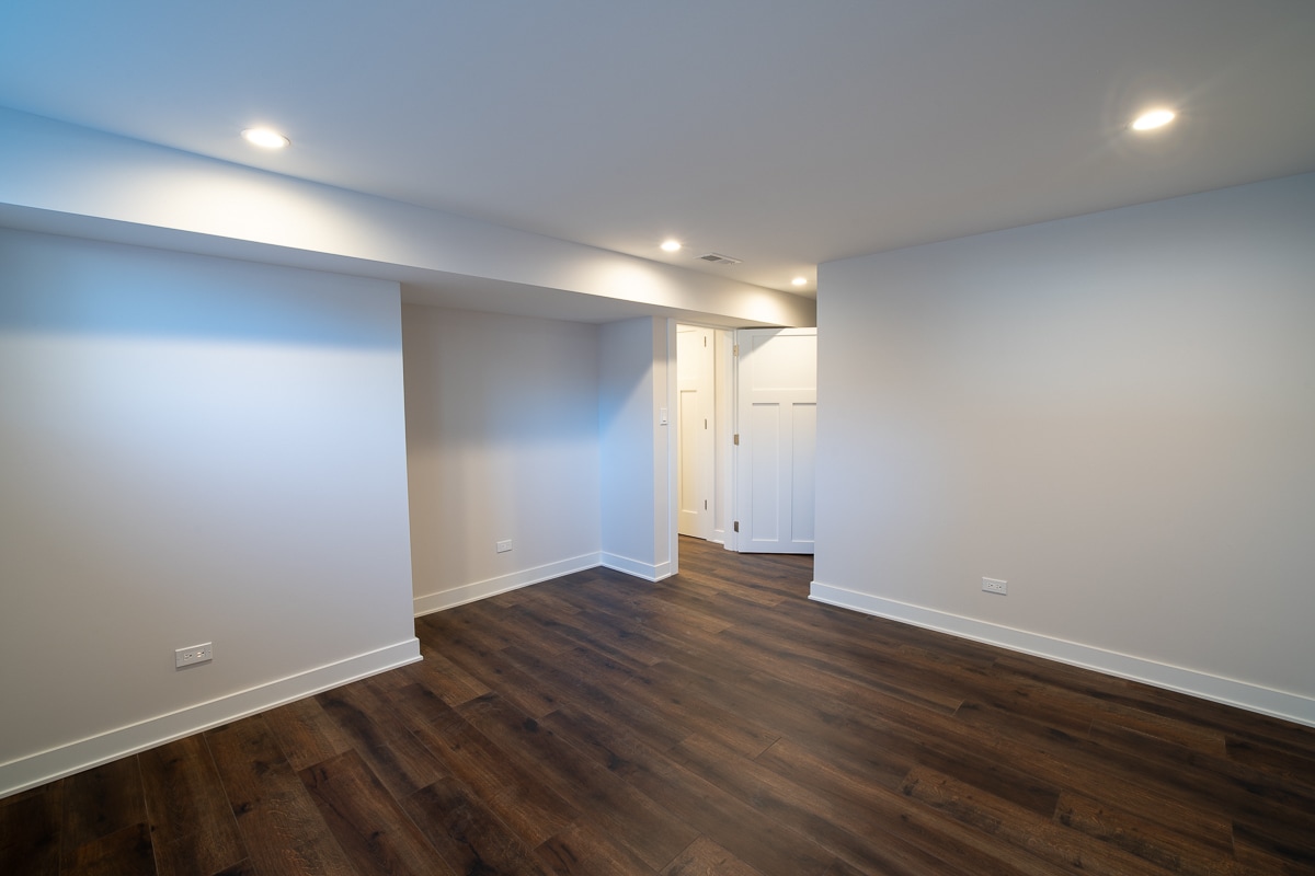 Building Photo - 1900 W Foster Ave