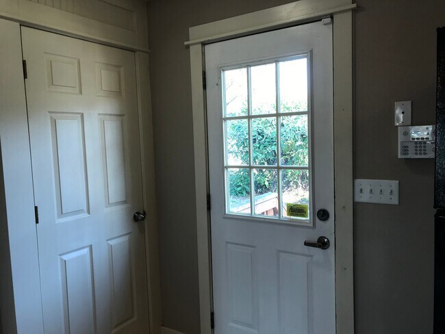 Building Photo - 2x2 with Loft! Walk to Harney Elementary! ...