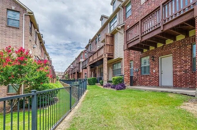 Building Photo - Room in Townhome on Chase Ln