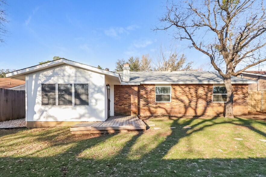 Building Photo - 2715 Hilldale Blvd