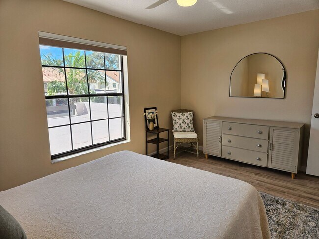 Building Photo - Seasonal Short-Term 2 Bedroom 2 Bathroom 2nd Floor Condo in Estancias of Capri Isles!