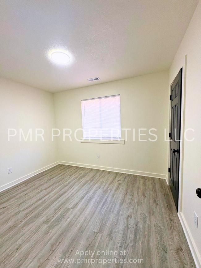 Building Photo - 3 Bedrooms/2 Bathroom House