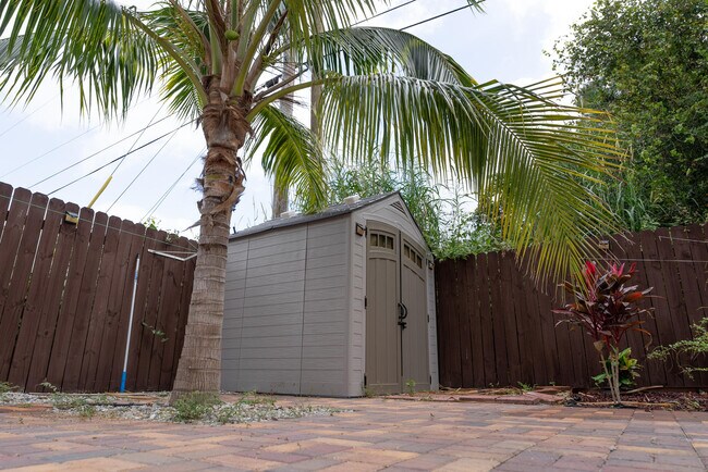 Building Photo - 3651 SW Dellamano St