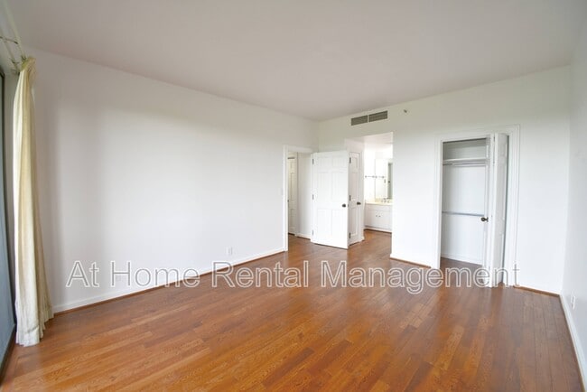 Building Photo - 2121 S Yorktown Ave