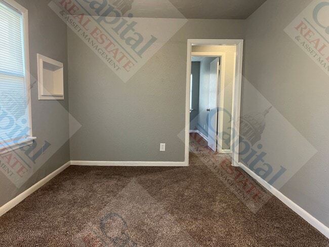 Building Photo - Lovely 3 Bedroom