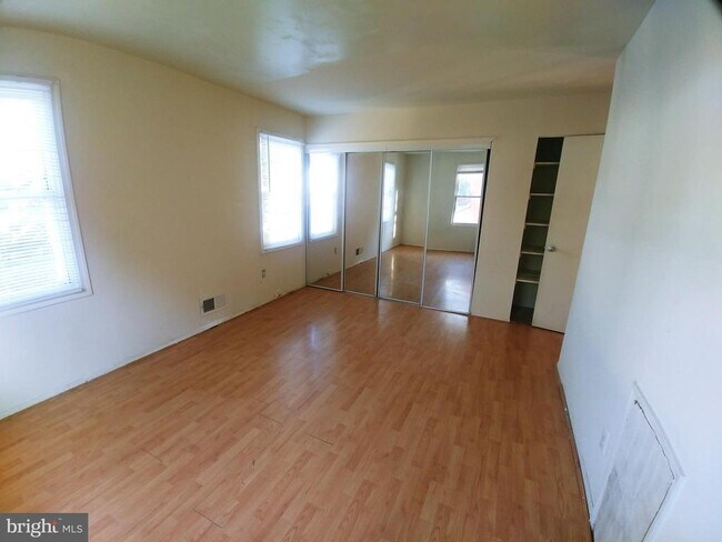 Building Photo - 9829 Town Ln
