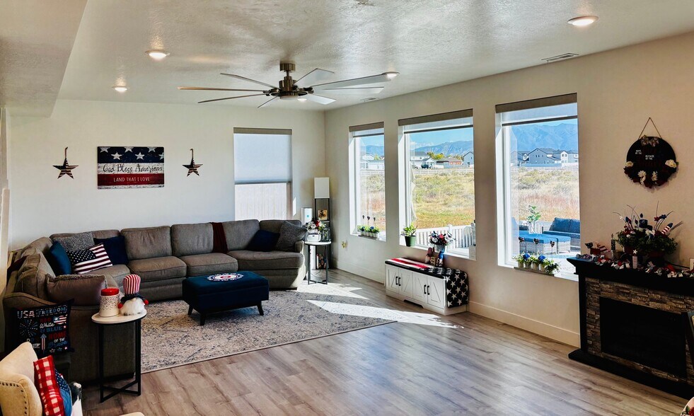 Building Photo - 3029 S Shoreline Dr