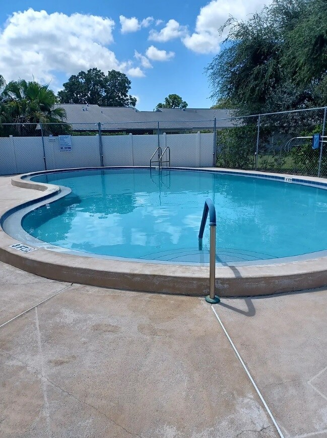community pool - 7315 Parkside Villas Dr