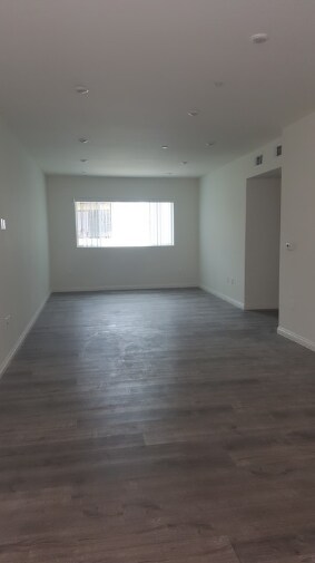 Building Photo - 14143 Burbank Blvd