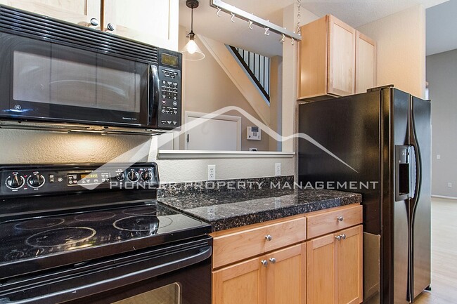 Building Photo - Incredible Loft with Parking and Great Location!