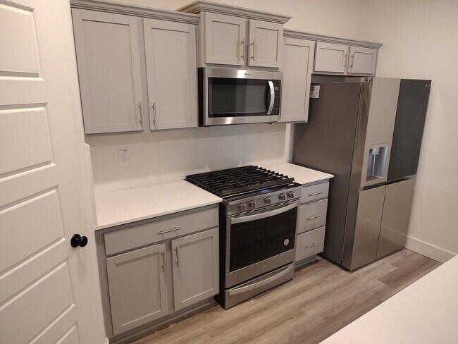 Building Photo - Spacious 5-Bedroom, 4-Bathroom House with Mother-in-Law Suite in SW Bakersfield