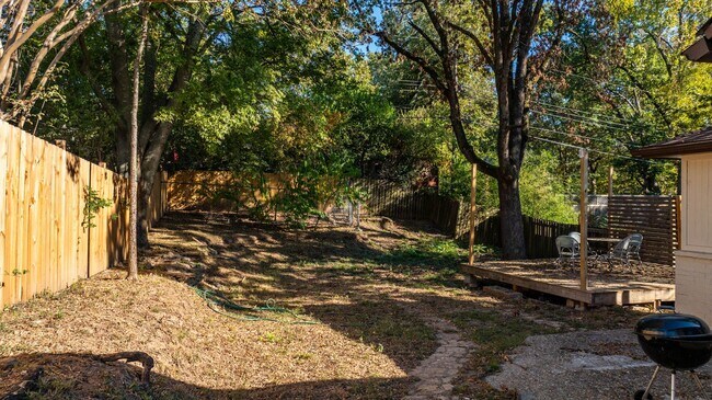 Building Photo - 2 or 3 Bedroom Renovated Mid-Town Charmer