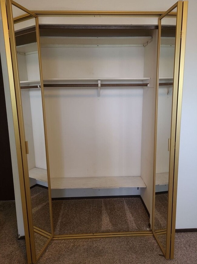 Building Photo - Close to town/Bonus Room/ Dedicated Office/ Garage