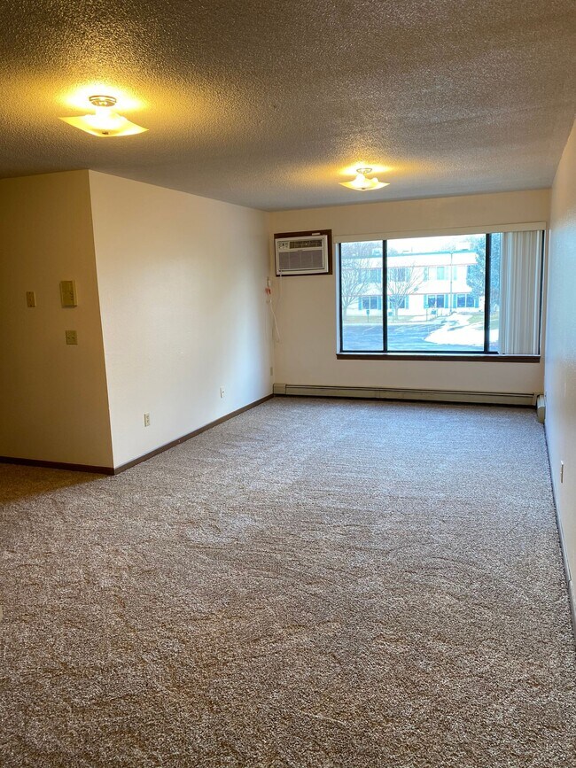 Building Photo - 4 Bedroom 2 Bathroom Apartment