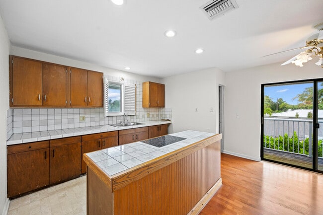 Building Photo - 1828 N Palmway