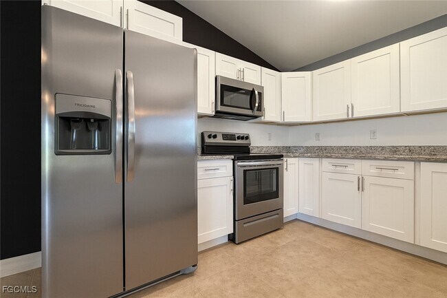 Building Photo - 2948 SW 6th Ave