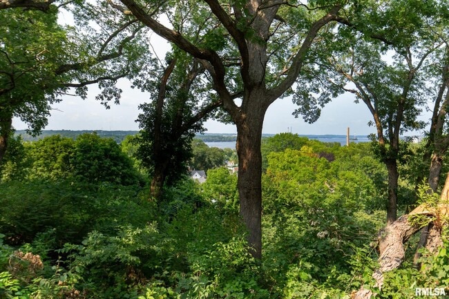 Building Photo - 4640 5th Ave