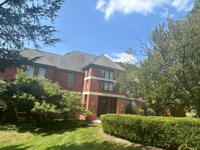 Primary Photo - 6 Bedroom Spacious Home PRIVATE location