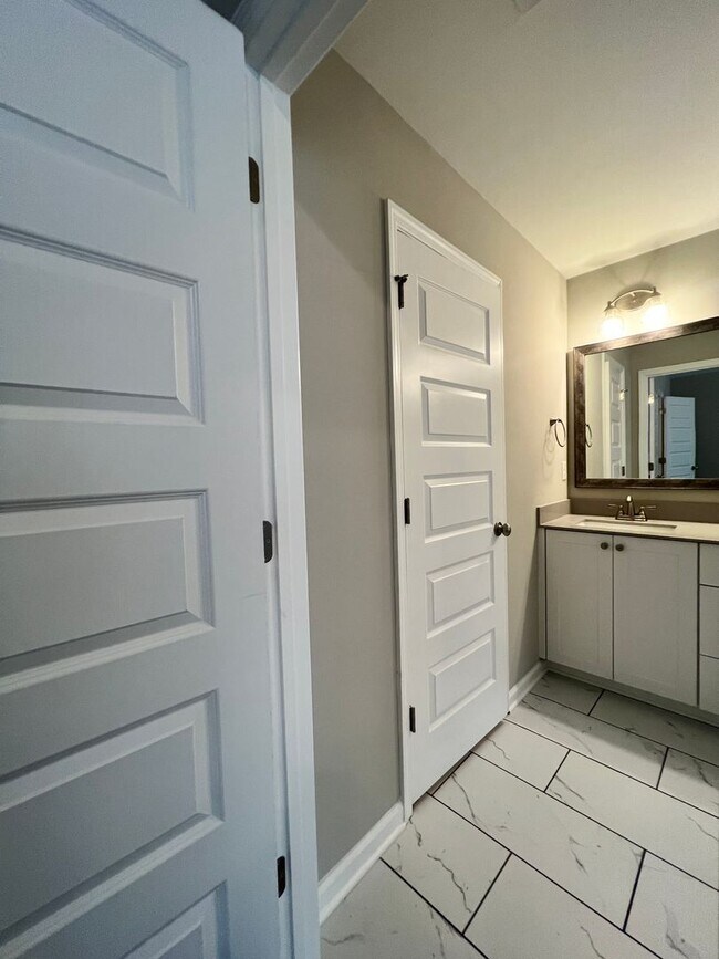 Building Photo - 3BR/2.5 BATH Townhome with Garage & Fenced...