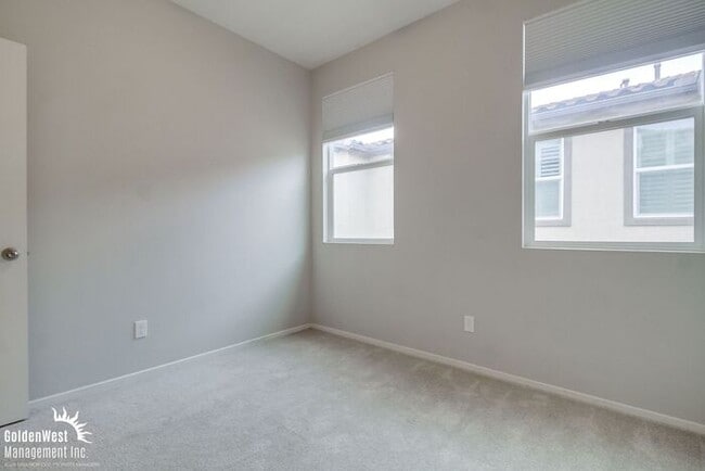 Building Photo - Stunning 3Bdm 2.5Ba Townhome in the Montec...