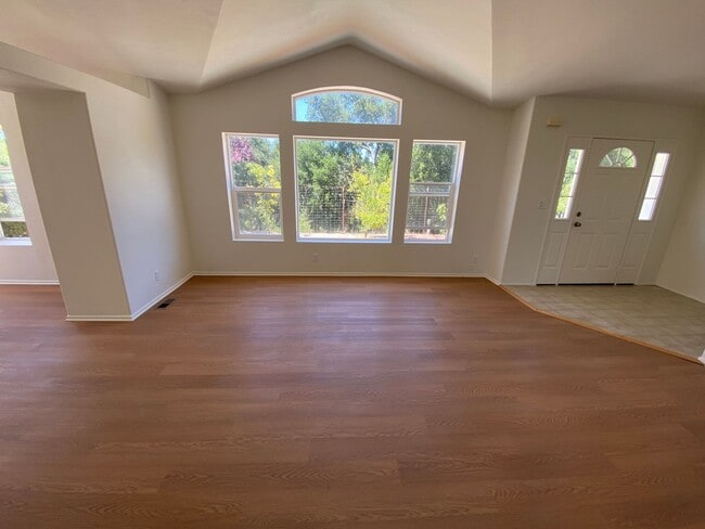 Building Photo - Panoramic Views - 46 West - Hilltop Property